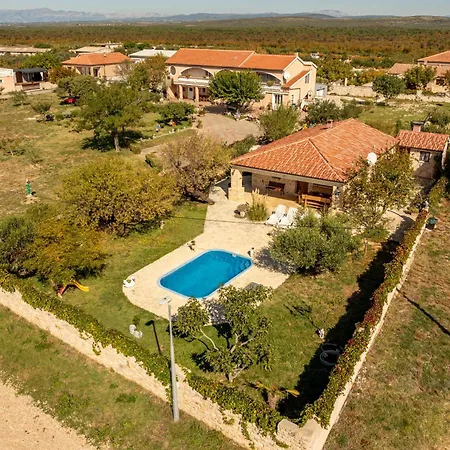 Serena With Pool * Budak