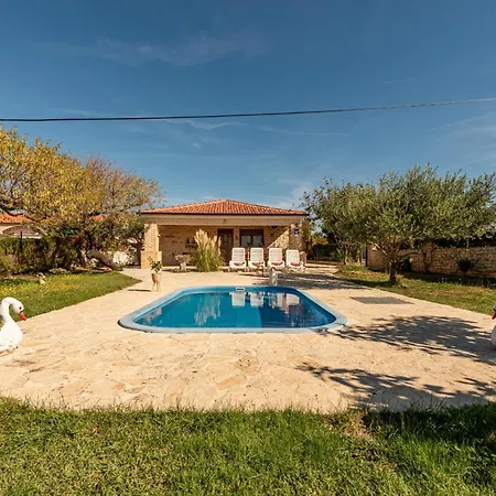 Вилла Serena With Pool