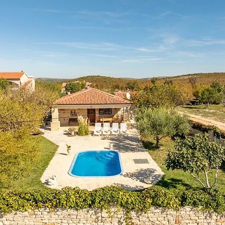 Serena With Pool Вилла *